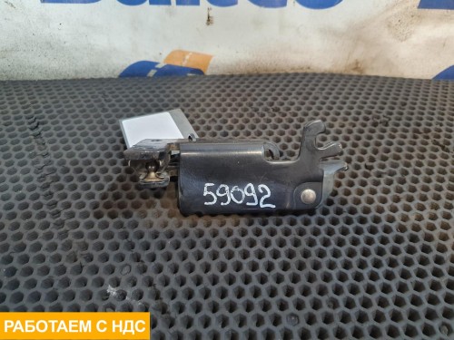 Петля решетки радиатора левая